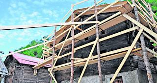 Einger&uuml;stet. Das Haus in der Unteren Warbfluh unterhalb von Mund ist gesichert: Hauptteile stammen aus dem Jahr 1435. 