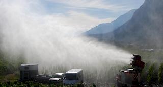 Der Volg-Ventilator bl&auml;st kleine Wassertr&ouml;pfchen in den Weinberg. 