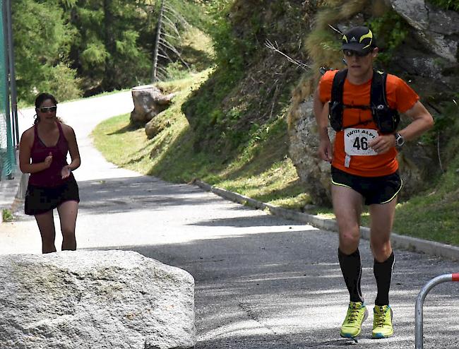 Daniel Berchtold, angefeuert von seiner Frau Andrea, auf den letztgen Metern in Simplon-Dorf.