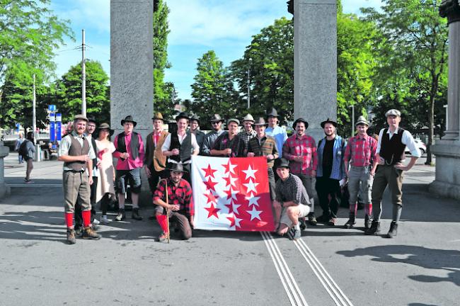 Los gehts. Die Walliser Absolventen der Hochschule Luzern treten ihre Rückreise an.