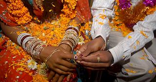 Ein junges Paar gibt sich in Indien das Jawort. (Symbolbild)