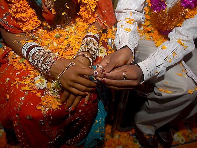 Ein junges Paar gibt sich in Indien das Jawort. (Symbolbild)