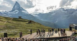 Theater in der Natur. Ein ber&uuml;hrendes Schauspiel vor atemberaubender Kulisse. 