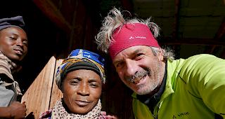 Diego Wellig bei einer Pause. Die dreik&ouml;pfige Schweizer Seilschaft wurde von 18 Tr&auml;gern und Guides begleitet.