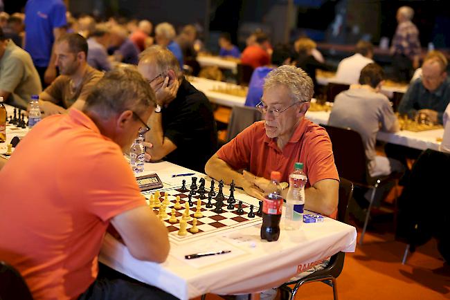 Der Gliser Claude Zuber (links) feierte in der 4. Runde des Hauptturniers II gegen Rainer Gross (Illnau) nach drei Remis seinen ersten Sieg.