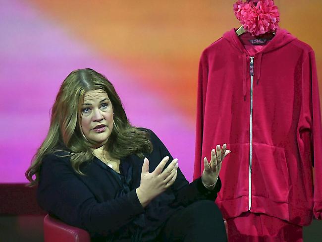 Ilka Bessin (l) legt ihr "Cindy aus Marzahn"-Kostüm (r) ab und wird eine ernsthafte Reporterin. Für "Stern TV" besucht sie die Notleidenden und Ausgegrenzten. (Archivbild)