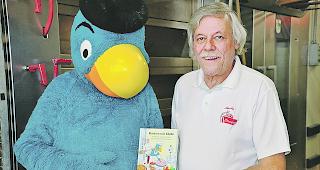 Lukas Imseng mit Globi bei der Vorstellung seines letzten Buches.