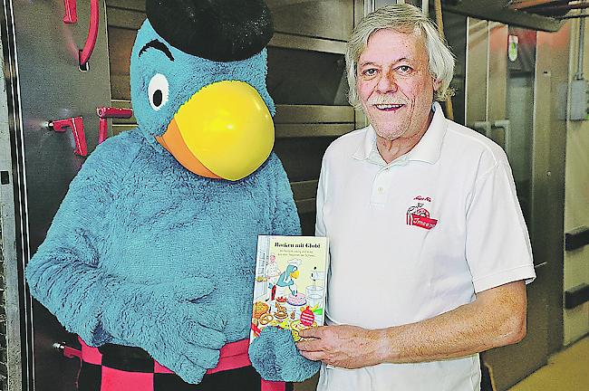 Lukas Imseng mit Globi bei der Vorstellung seines letzten Buches.