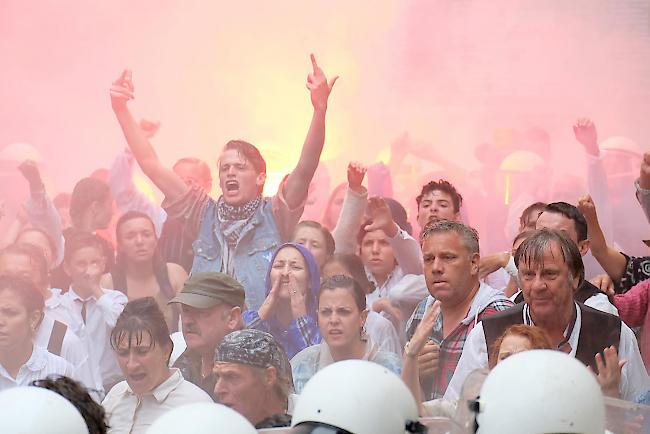 Feuerfackeln, Rauch und Gewalt: Die gedrehten Szenen bestechen mit Authentizität.