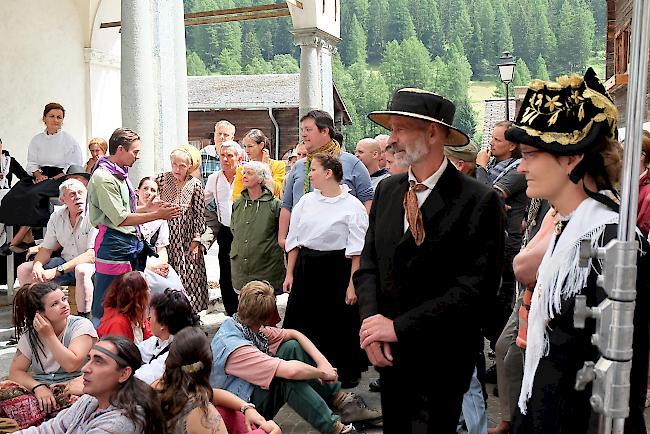 Neben den Protestlern waren viele Statisten in Trachten verkleidet.