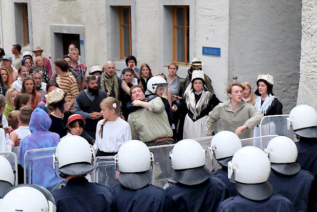 Die Polizei greift gegen die Dorfbewohner durch.