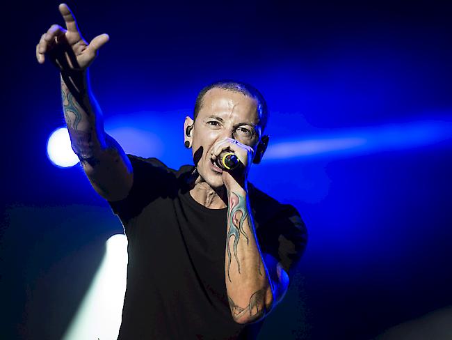 Chester Bennington bei einem Auftritt von Linkin Park in Interlaken 2014. Der Sänger ist nun tot in seinem Haus aufgefunden worden. (Archiv)