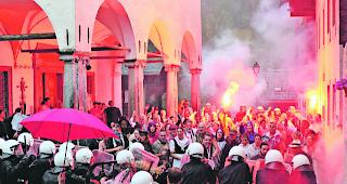 Authentisch. Der Kirchplatz glich dank dem Einsatz von Rauchmaschinen und Leuchtfackeln einem Inferno. 