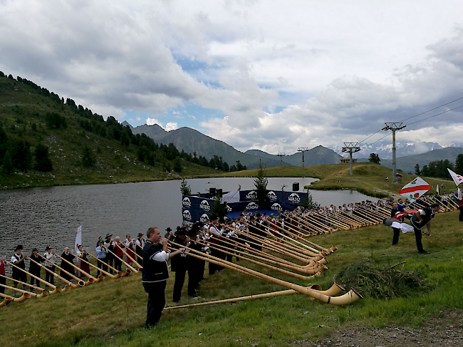 180 Alphornbläser spielen in Nendaz.