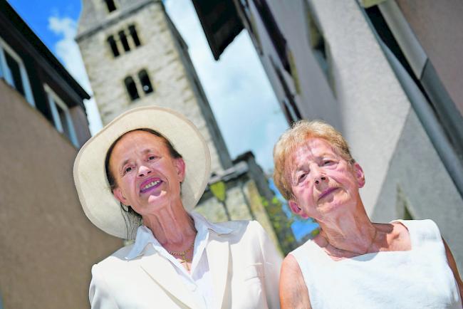 In Weiss. Die Töchter Marceline Udry-Dumoulin (79, links) und Monique Gautschy-Dumoulin (87) am Samstag bei der Begräbnisfeier.