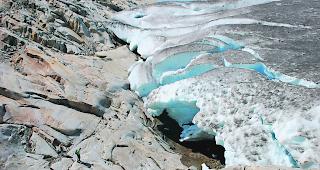 Gletscherkontakt hautnah. Wo sich einst der wegen des Gletscherdrucks unberechenbare Auslauf des M&auml;rjelensees befand, k&ouml;nnen Wanderer heute gefahrlos bis ans Eistor herangehen.  