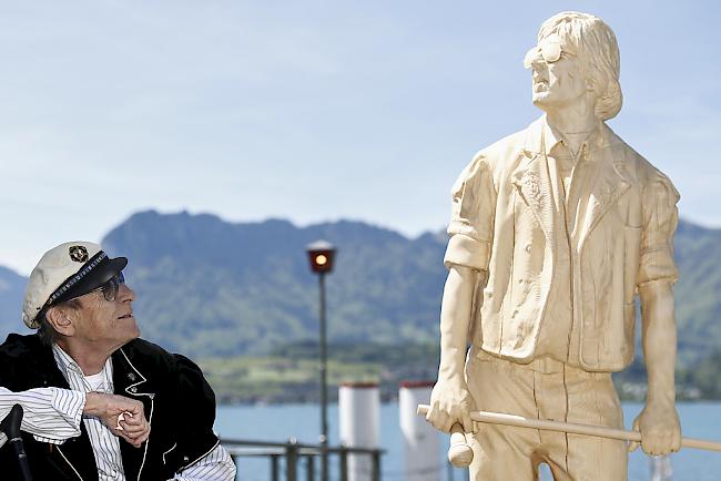 Polo Hofer bei der Enthüllung seiner Holzfigurine auf dem Thunersee in diesem Jahr.