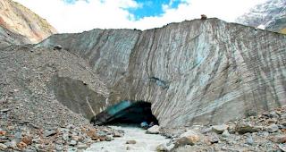 W&auml;hrend das Eis fr&uuml;her meterhoch &uuml;ber dem Gletschertor lag...