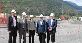 Staatsrat Christophe Darbellay, Lonza-CEO Richard Ridinger, Staatsr&auml;tin Esther Waeber-Kalbermatten, Standortleiter Visp J&ouml;rg Sol&egrave;r und Marc Funk, COO des Segments Pharma&Biotech.
