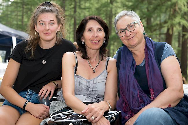 Selina Graven (17) aus Zermatt, Manuela Brantschen (51) und Brigit Stocker (58), beide aus Randa.