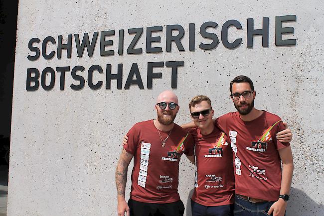 Offizieller Startschuss in Berlin: Kevin, Joel und Fabian vor der Schweizer Botschaft