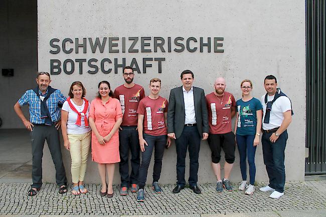 Mit sieben Mitgliedern vor Ort ist das Gate2Castle-Team gut vertreten bei der offiziellen Begrüssung in der Schweizer Botschaft.