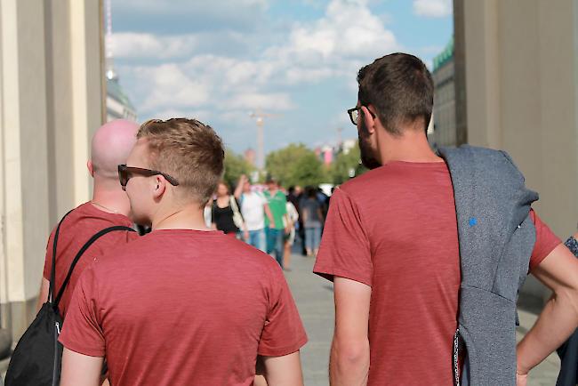 Die drei Läufer bereiten sich mental bereits für den Start am Berliner Brandenburger Tor vor.