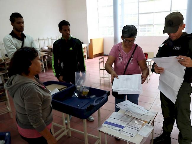 Ein Wahlbüro in Caracas wird eingerichtet. Die Venezolaner wählen inmitten der Krise eine verfassunggebende Versammlung.
