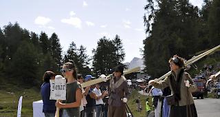 Passend zum &laquo;Jen&auml;r&raquo; zogen Skifahrer an den Zuschauern vorbei.