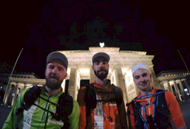 Start am Brandenburger Tor in Berlin: Kevin, Joel und Fabian sind um 4 Uhr morgens zum 1000km langen Marsch ins Briger Stockalperschloss aufgebrochen