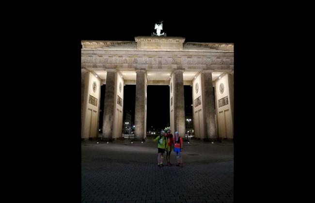 Start am Brandenburger Tor in Berlin: Kevin, Joel und Fabian sind um 4 Uhr morgens zum 1000km langen Marsch ins Briger Stockalperschloss aufgebrochen