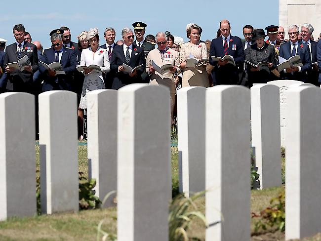 Teilnehmer der Gedenkfeier an den 100. Jahrestag des Beginns der Flandernschlacht auf dem Soldatenfriedhof Tyne Cot nahe bei Ypern.