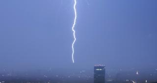 Am Dienstag haben sich in der ganzen Schweiz 7329 Blitze entladen. (Archivbild)