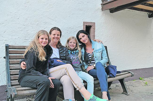 Mano (12), Isabelle (45) und Zoe Aepli (10), alle aus Küssnacht am Rigi, Veronica Jovic (35) aus Saas-Fee.