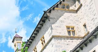 Kunstliebhaber. Schlosswart Arthur Huber mit Kunstobjekt im Garten des Stockalperschlosses. 