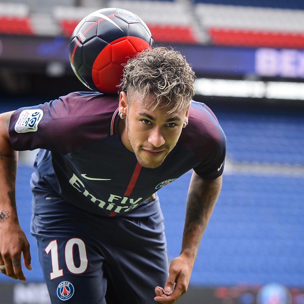 nike basketball shoes that tie themselves