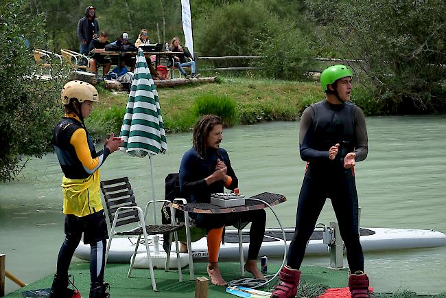 Gegenseitig feuerten sich die Wakeboarder an.