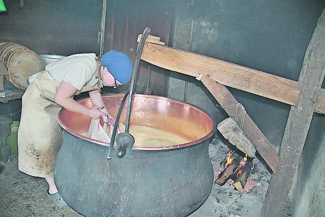 Katharina Gils käst auf Furggen über dem offenen Feuer.