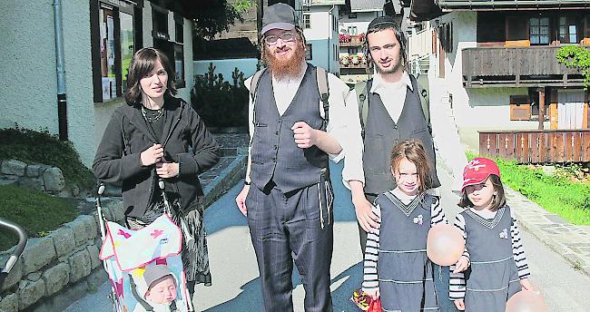 Eine jüdische Familie stellt sich zum Gruppenbild.