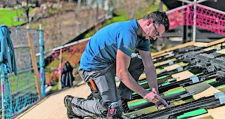 Motiviert. Momen Badawi installiert f&uuml;r die winsun AG Solaranlagen auf Walliser D&auml;chern.  