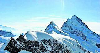 Das Agassizhorn (Bildmitte), dahinter das Finsteraarhorn.  