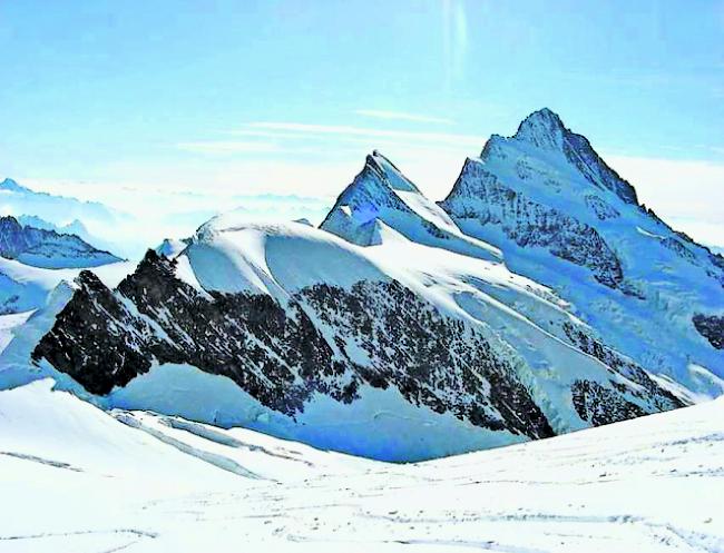 Das Agassizhorn (Bildmitte), dahinter das Finsteraarhorn.