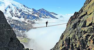 Nur f&uuml;r Schwindelfreie. Die H&auml;ngebr&uuml;cke am Jegihorn auf der rechten Saastalseite.  