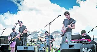 Atemberaubende Kulisse. Die Band &laquo;Them Fleurs&raquo; auf der selbst gebauten Flossb&uuml;hne. 