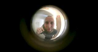 Durchs Guckloch. Unbekannten soll die T&uuml;re nicht ge&ouml;ffnet werden (Symbolbild).