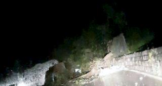 Ein Erdrutsch versch&uuml;ttete am Freitagmorgen die Saastalstrasse bei Zen Eisten. 