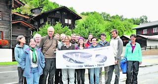 Zwischenhalt in Niederwald. Dominik Siegrist (vorne, Zweiter von links) und Konsorten sind noch bis am 29. September unterwegs  &ndash;  dann werden sie die Endstation Nizza erreichen. 