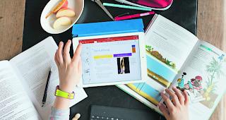 Analog, digital. Nebst B&uuml;chern mit Tablets lernen.  