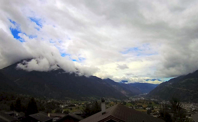 Erstes Blau zeigt sich am Samstagmorgen. Blick von Termen das Rhonetal hinunter.