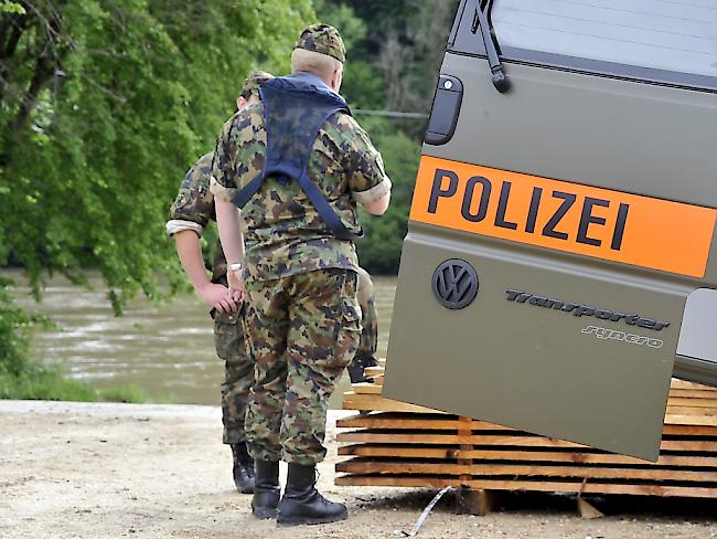 Zivile Angehörige der Militärpolizei fahren im Militärtaxi von Bern nach Sitten. Im Bild: Uniformierte Militärpolizei im Einsatz. (Archivbild)